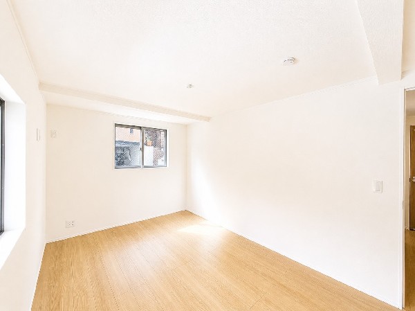 2面採光でお部屋の隅々まで明るい印象の居室。おひさまの光を、爽やかな風をたっぷりと取り込めます。居室内はいつも明るい印象ですので、気持ちの良い朝を迎えられそう。