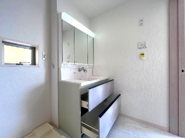 鏡の裏にはたっぷりと収納スペースを標準装備。ゆとりの洗面スペースで朝の身支度も快適スムーズに。