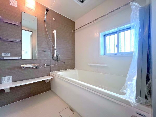 ご家族との憩いの場として、一日の疲れを癒す場として、ゆったりと足を伸ばしてくつろげる綺麗で清潔感のある色味の浴室。