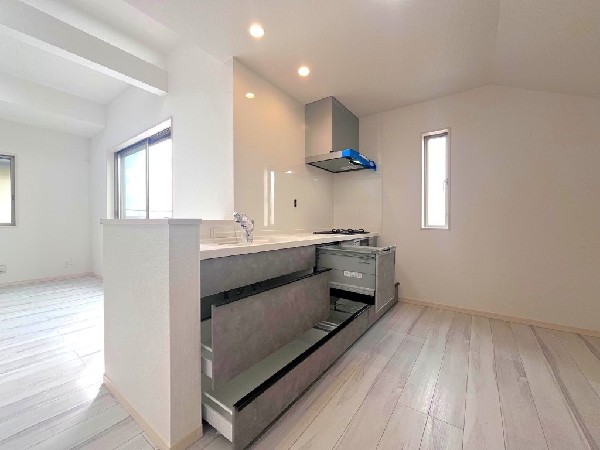 スライド収納付きのシステムキッチン。パスタ鍋や圧力鍋、フライパンなどもおしまい頂け、出し入れもスムーズ。