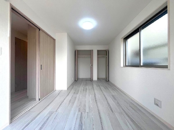 居室空間をより広く隅々までお使いいただける大型の収納クローゼットを完備。普段使いのお洋服や小物もスッキリと片付きます。