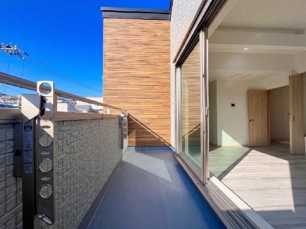 外観:南からの明るい光が差しこむ陽だまりの空間。南に大きく面したバルコニーでお洗濯も干せばあっという間に乾きそうで家事もスムーズにこなせますね！