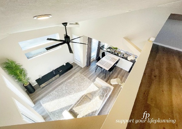 【プラン例　建物価格2200万円　建物面積100m2】開放感を演出する勾配天井。天井が高いのでシーリングファンがとてもよく似合う、お洒落なＬＤＫを演出できます。