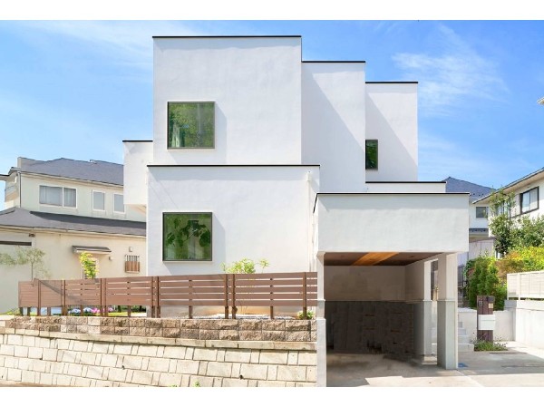 外観:【建物プラン例　建物価格2500万円（税込）建物面積100m2】【プラン例　建物価格2500万円　建物面積面積100m2】装飾をなくし、箱型の美しい直線を用いたモダンな装い。