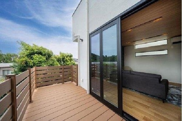 外観:【建物プラン例　建物価格2500万円、建物面積100m2】開放感あふれるバルコニー。リビングとつながる心地よい空間で、青空の下のリラックスタイムを満喫できます。