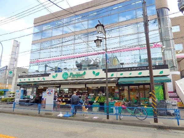 周辺環境:トップパルケ 久地店(営業時間は9：00～24：00と夜遅くまで営業しているスーパーです。駅のすぐそばにあるので、仕事帰りにも気軽に立ち寄れて便利です。)