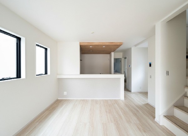 リビングで遊ぶお子様を見守りながらお料理が出来る対面式カウンターキッチンは、料理をしながらでもご家族との会話を楽しめます！大