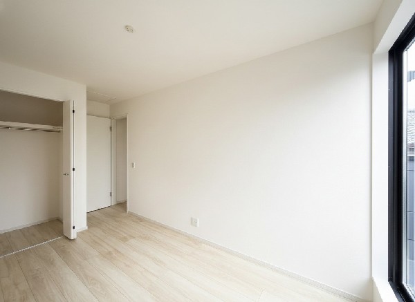 全居室には大型の収納クローゼットを完備！普段使いのお洋服や小物はもちろん、季節物のお洋服などもしっかりと整理整頓おしまい頂けます。