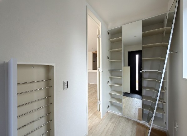 散らかりがちな玄関もスッキリと保てる玄関収納は、家の中に入る時一番最初に目に付く場所だからこだわりたいですよね！落ち着いた雰囲気の家の顔です。 