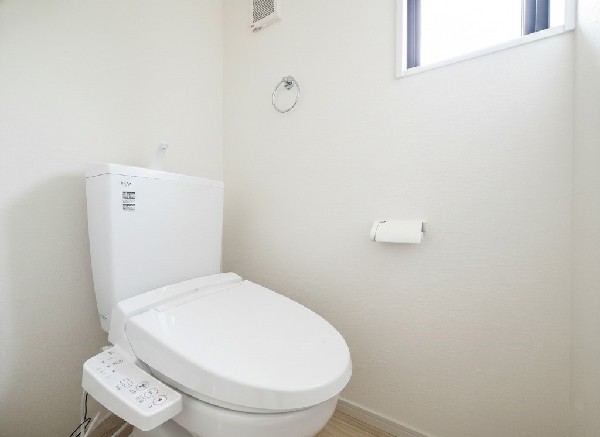 洗浄機能付き便座を標準装備。冬の寒い時期には暖房機能も活躍。快適にご利用いただけます。