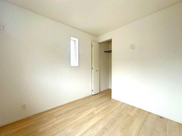 収納力が豊富な大型クローゼットのある居室。クローゼットには奥行きもあるので、収納ボックスをそのままクローゼットの中へ。部屋にものが出ずスッキリしますね。