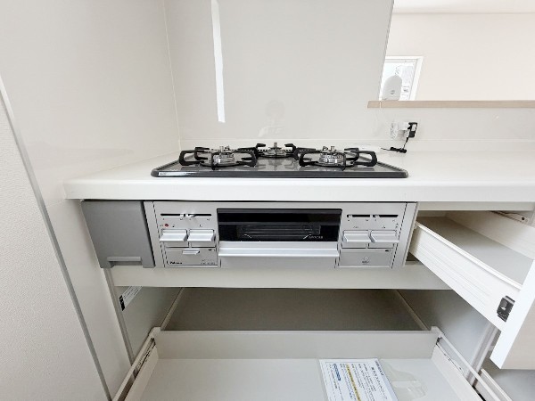 設備慣れている方も多く、火力が目に見えるため、使いやすいという方も多い、3口のガスコンロ仕様です。