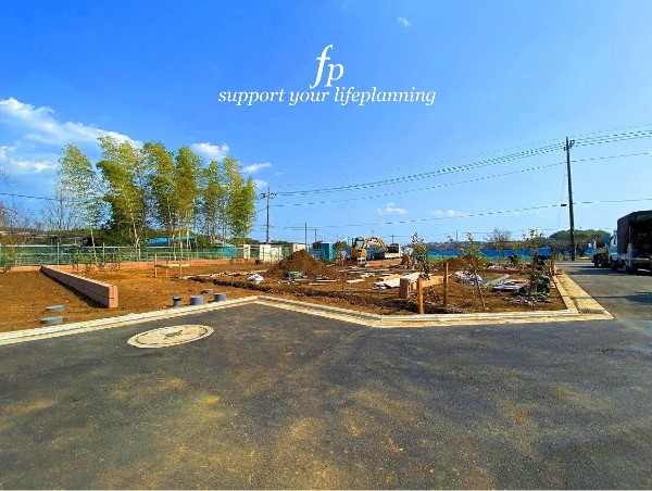 設備建築工事を行う前に地盤調査を行います。地質や強度、安定性、水分状態などを調査・分析して、必要に応じて適切な地盤改良を施し、構造物の安定性を確保します