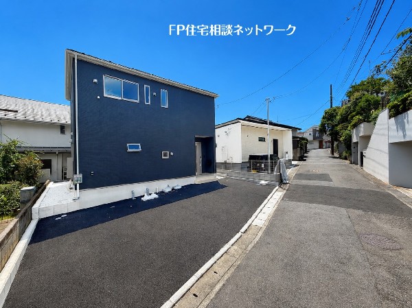 外観:2階建てが建ち並ぶ閑静な住宅街に位置した新築戸建！土地面積147.95m2ありカースペースも2台駐車可能です。