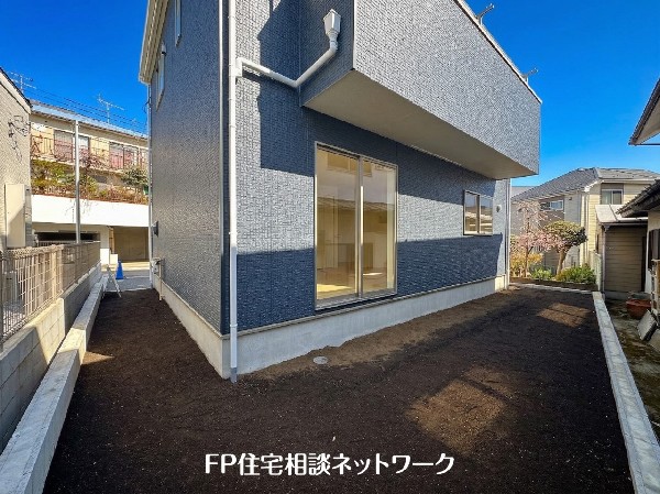 外観:住まいに陽当りと潤いをもたらす、広いお庭があります。