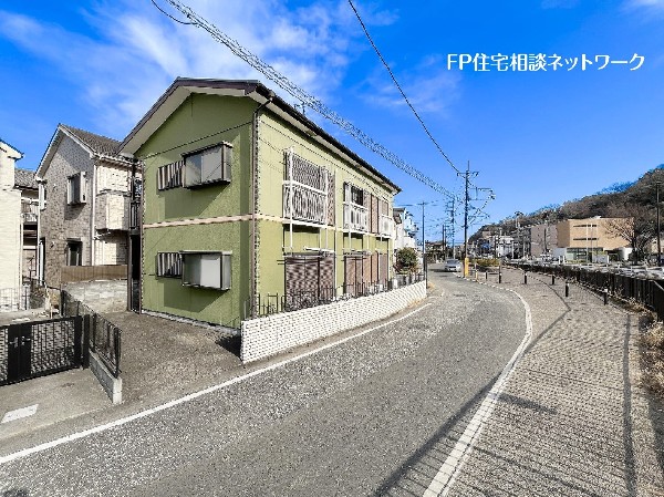 外観:南側の前面道路はゆとりの6.1ｍで車の通りも少なく、車の運転が苦手な方も安心です。