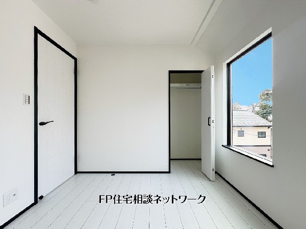 【洋室│4.5帖】白と黒のコントラストが映える、スタイリッシュな洋室。大容量のウォークインクローゼット完備で、お部屋を常に美しく保てます。