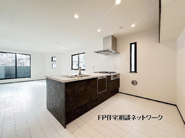 【キッチン】キッチンからLDK全体を見渡せる開放的な空間。家族と自然に会話が生まれる、快適な住まいの設計です。