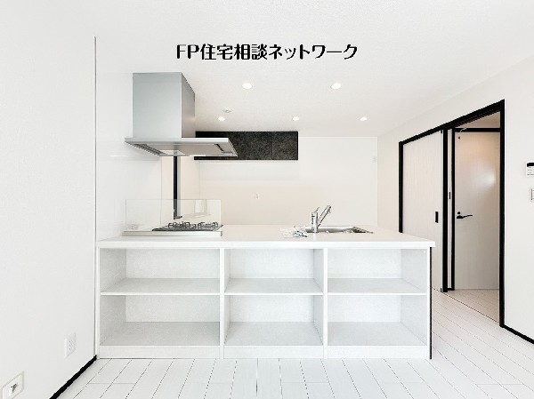 【ペニンシュラキッチン】ペニンシュラ型キッチンにオープン収納を備え、使い勝手とデザイン性を両立した空間です。 