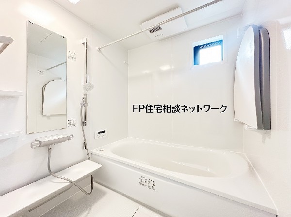【浴室│一坪】窓付きで明るく換気しやすい浴室。追焚機能や浴室乾燥機も備え、毎日の入浴が快適に楽しめる設備が揃っています。 