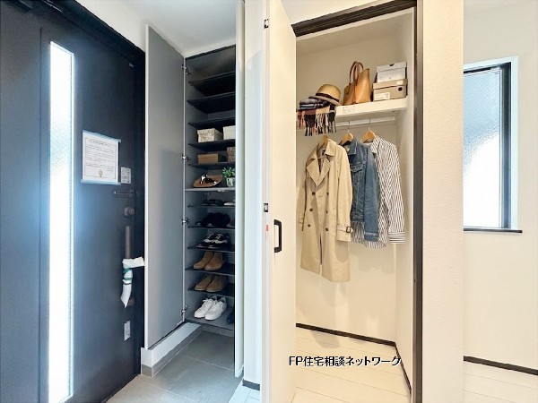 【玄関】本画像はAIがCGで衣類作成しており、実際の現地に衣類は設置されておりません。また、販売価格に衣類等は含まれておりません。  