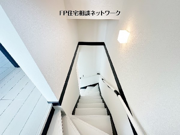 【階段】手すり付きで昇降しやすい階段設計。生活動線がスムーズで、各フロアを快適につなぐ安心のつくりです。