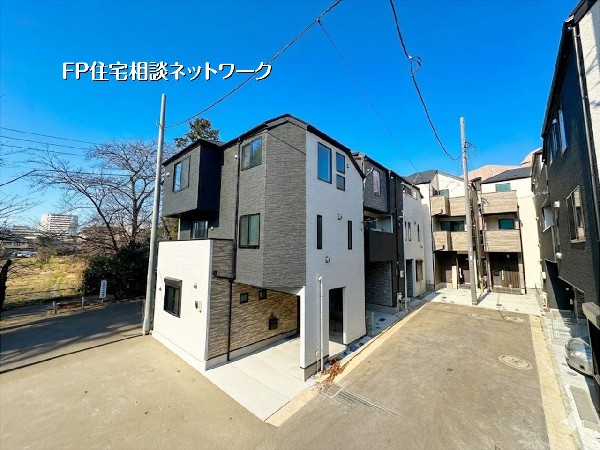 外観:青空に映えるモダンなツートンカラーの外観。開放感あふれる3階建て邸宅で、ビルトインガレージも完備。明るい陽光が降り注ぐ住まいで、心地よい新生活を始めませんか。