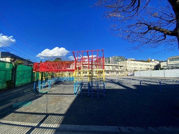 周辺環境:山内小学校(学校教育目標は[自分でできる（自主）　みんなでできる（協働）～主体的に学び、温かい人間関係を育む子どもの育成～)