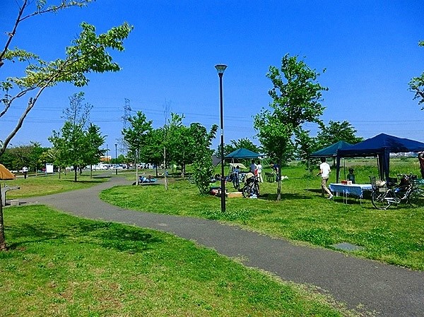 周辺環境:稲城北緑地公園 (多摩川沿いにある公園。遊び場、野球、テニス、バスケット ボールなどの施設がある。)