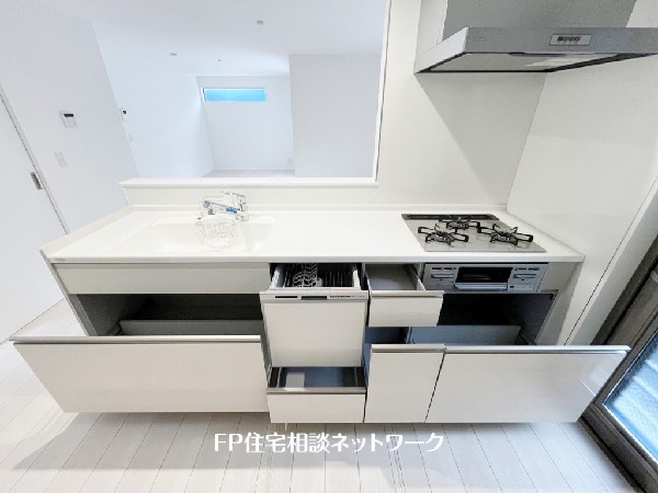 スライド収納付きのシステムキッチン。料理器具なども収納できて出し入れもスムーズ。収納量もたっぷりなので料理器具やストック調味料なども入れられる。