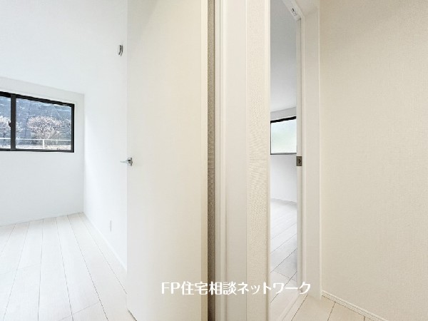 2面採光でお部屋の隅々まで明るい印象の居室。おひさまの光を、爽やかな風をたっぷりと取り込めます。居室内はいつも明るいので、毎日の生活も自然と明るくなりますね。