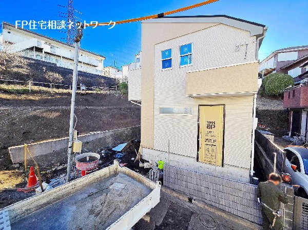 外観:建物面積98.54ｍ2、大型4LDKの間取り！1階にはリビングと洋室4.98帖があり、お部屋としてはもちろん、贅沢に収納部屋として利用する事も出来ます。