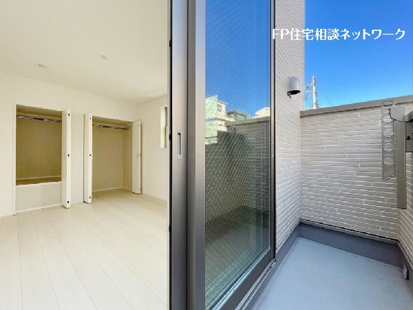 外観:南からの明るい光が差しこむ陽だまりの空間。南に面したバルコニーでお洗濯もあっという間に乾きそう。家事もスムーズにこなせる。太陽の匂いが感じられる心地よさ。