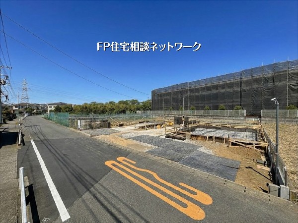 外観:前面道路広々、陽当たり良好な整形地！現在は基礎工事中で、建物の配置や広さを現地でご確認いただけます。カースペースもゆとりを持って確保。充実の標準仕様で快適な新生活を。
