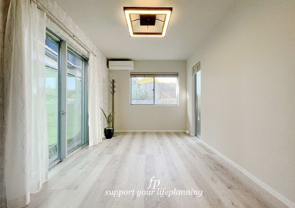 【プラン例　建物価格2200万円　建物面積100m2】2面採光でお部屋の隅々まで明るい印象の居室。おひさまの光を、爽やかな風をたっぷりと取り込めます。