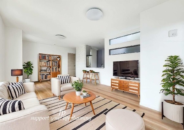 【プラン例　建物価格2200万円　建物面積100m2】家族だんらんのスペースとなるリビング。