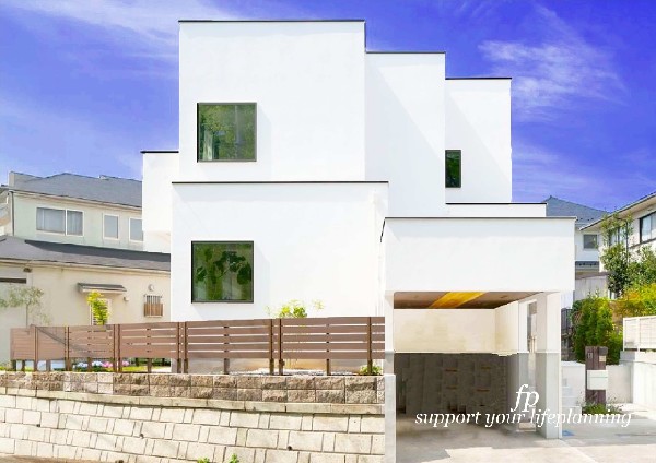 外観:【プラン例　建物価格2200万円　建物面積100m2】箱型の美しい直線を用いたモダンな装い。