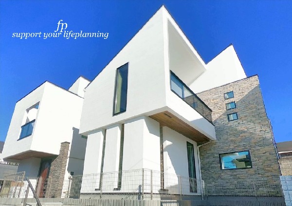 外観:【プラン例　建物価格2200万円　建物面積100m2】縦横に配し、シンプルながらも美しい立体感、アクセントの石の陰影が映し出す、豊かな個性