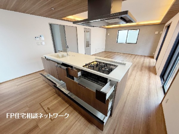 スライド収納付きのシステムキッチン。料理器具なども収納できて出し入れもスムーズ。収納量もたっぷりなので料理器具やストック調味料なども入れられる。