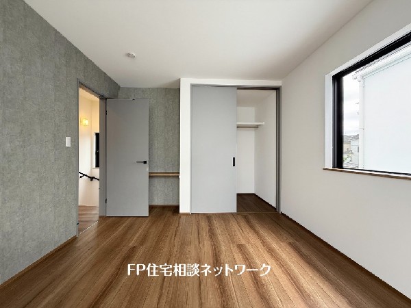 収納力が豊富な大型クローゼット。普段着やスーツはもちろんのこと、コート類などもしっかり掛けられます。奥行きもあり、部屋がスッキリしますね。