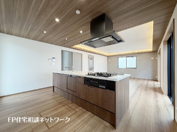 リビングで遊ぶお子様を見守りながらお料理が出来るアイランド式カウンターキッチンは、料理をしながらご家族との会話を楽しめます。毎日のお料理も楽しくなりますね。