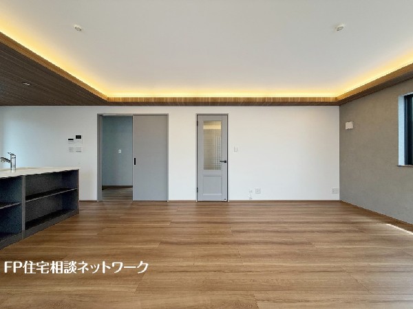 想像以上の質感が訪れる者の心を離さない。フローリング素材、窓の配置、壁面タイル、カラーバランス、どれをとってもワンランク上の仕上がり。