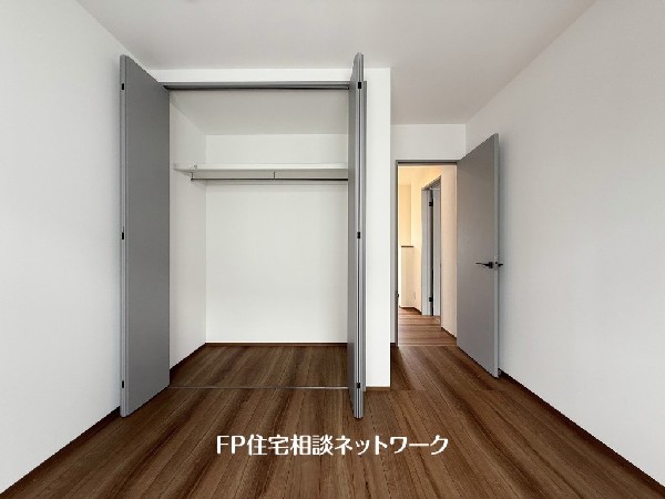 全居室には大型の収納クローゼットを完備。普段使いのお洋服や小物はもちろん、季節物のお洋服などもしっかりと整理整頓出来る。居室空間を隅々まで使えるのが嬉しい。