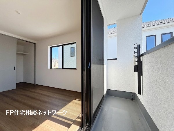 大きな窓で日差しを長時間受ける事が出来る暖かいお部屋です。もちろんペアガラスで、遮音性にも優れ、結露も発生しにくい構造。