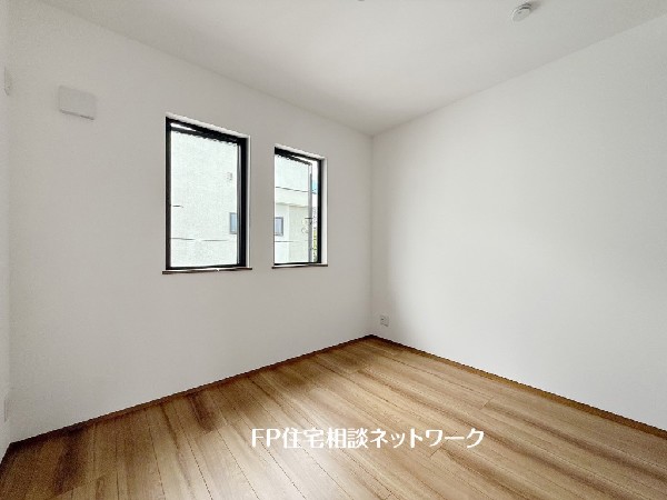 光を取り込みやすい2面採光の居室は日当良好。クローゼットの完備で収納スペースも十分。お子様にとっての「自分の部屋」。学習デスクやベッドの配置もラクラクです。