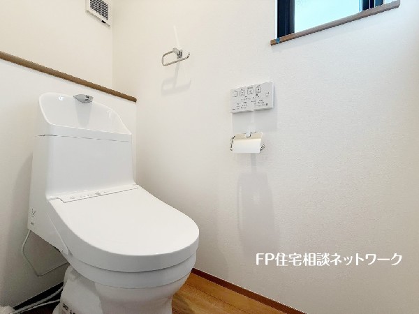 ウォシュレット、暖房便座機能付のトイレです。従来型に比べ節水効果があり、お手入れもしやすいので、家計も家事の負担も軽減してくれます。