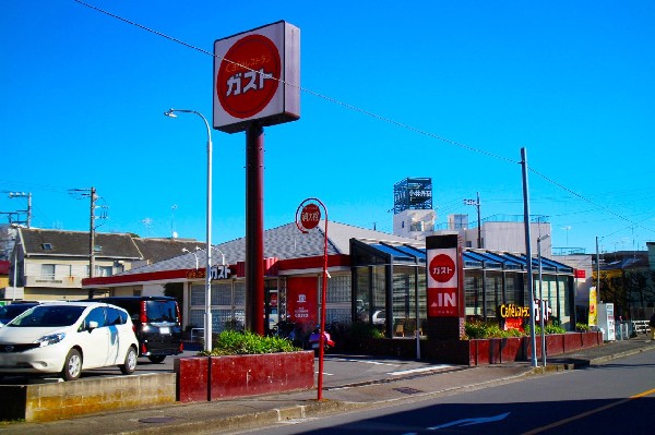 周辺環境:ガスト川崎長尾店(豊富な幅広い年齢層に愛され続けるファミリーレストランです。テイクアウトに・宅配サービスも行っています。)