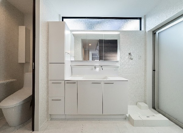ゆとりの洗面スペースで朝の身支度も快適スムーズに。面鏡で髪のセットやお化粧もストレスなくこなせ、朝から気分良く通勤通学に向かえそうですね！