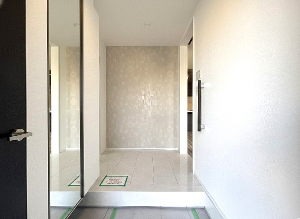 散らかりがちな玄関もスッキリと保てる玄関収納。木目調の落ち着いた雰囲気の色目が、お部屋の雰囲気をそのまま表している家の顔です。