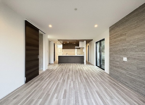 家族の一体感を感じられる広々としたスペース。家族と過ごす時間を大切にする方にピッタリのゆとりの住空間です。お子様が元気に走り回っても安心して見守れます。